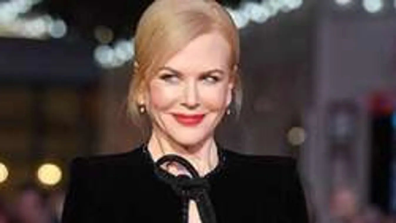 A vörös szőnyegen villantott hatalmasat a 49 éves sztáranyuka!