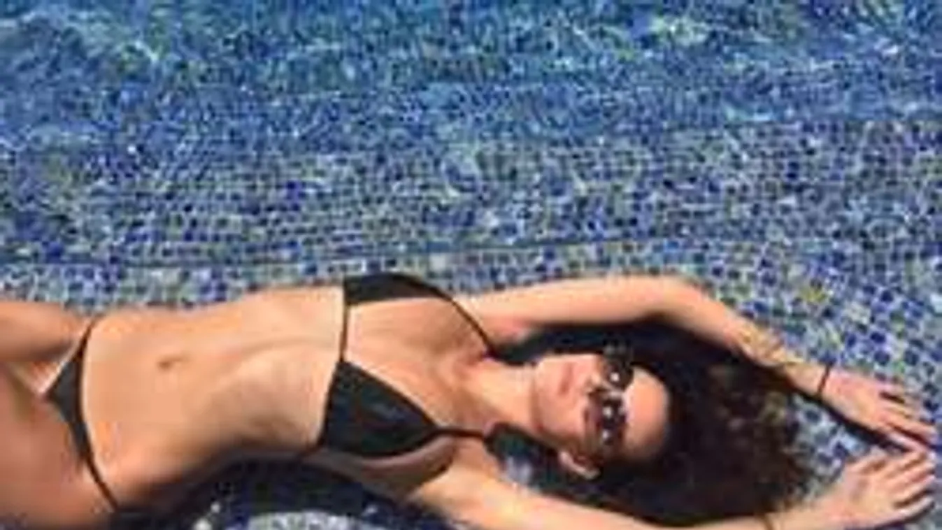 Se bugyi, se más: pucér álomnő mellein ámul a világ