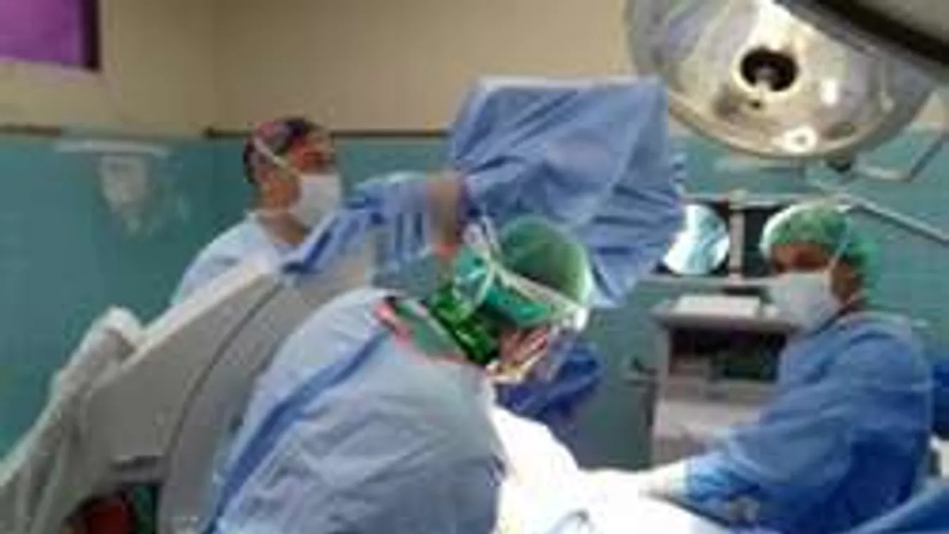 Ilyet még az orvosok sem láttak: PET-palackba szorult a férfiasság!