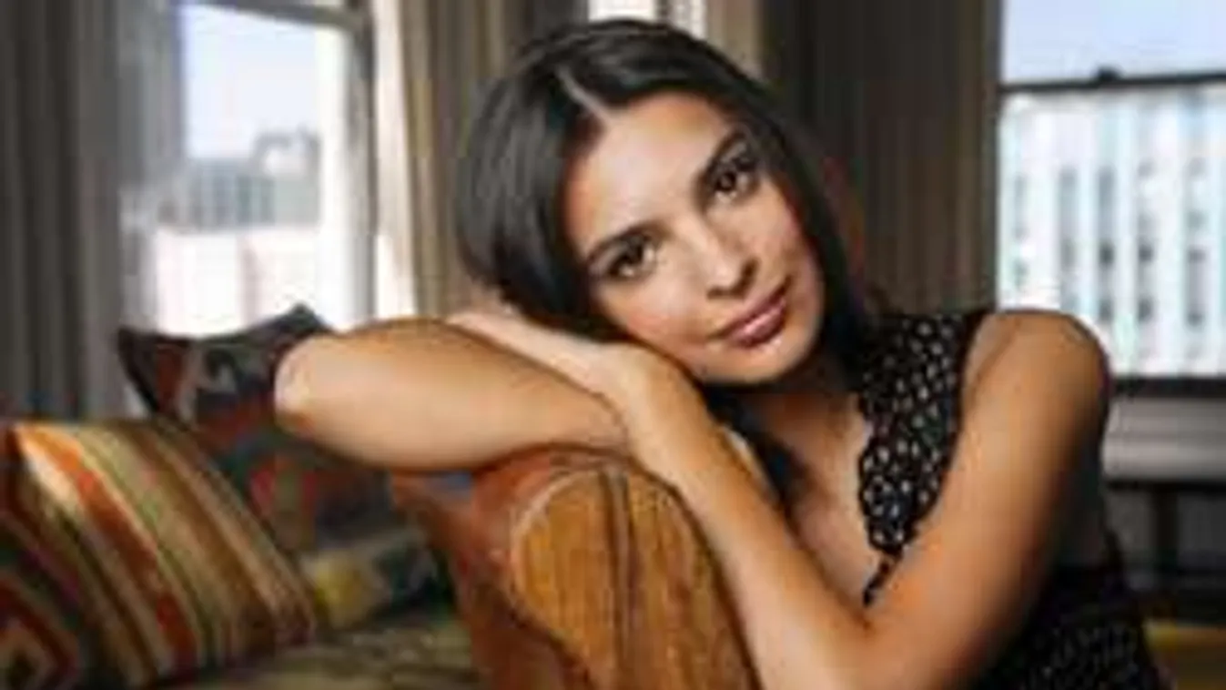 Álló mellbimbót villantva borozgatott a dögös modell!