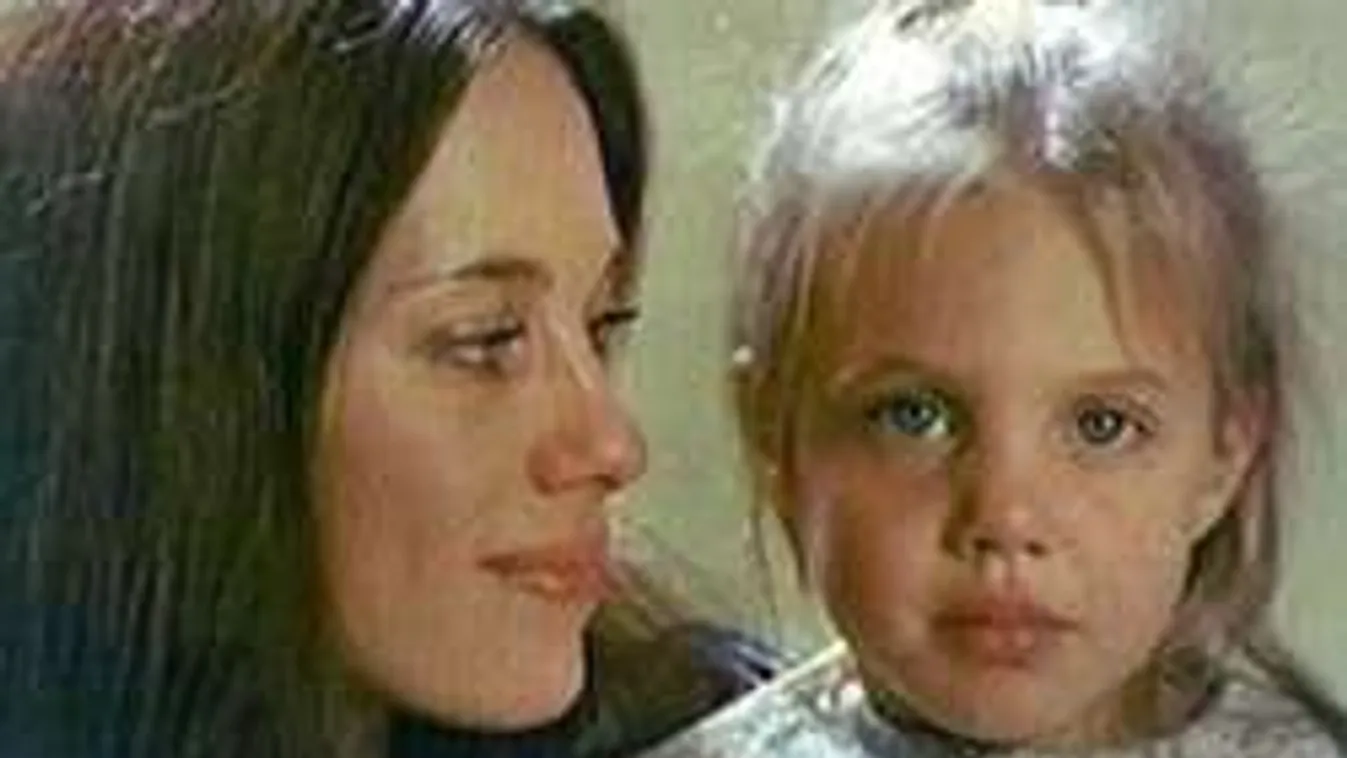 Kitálalt Angelina Jolie egykori dadusa
