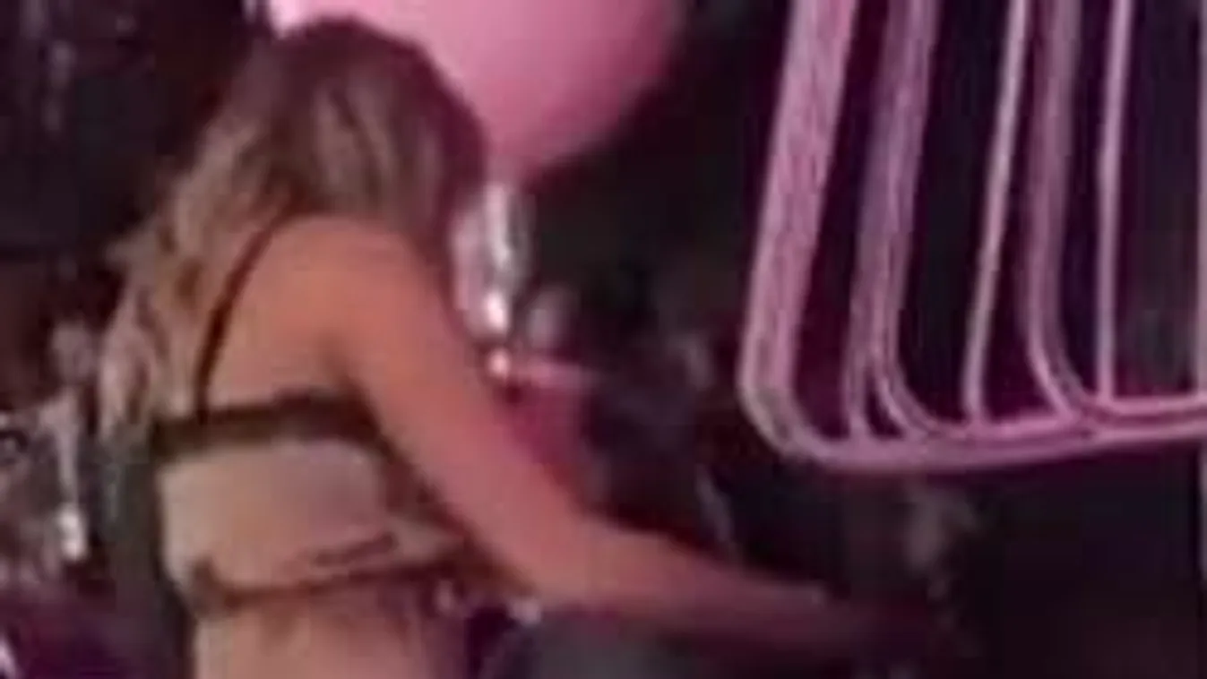 Lebukott: Zsúfolt klubban kéjelgett szeretője ölében a dögös tévésztár!