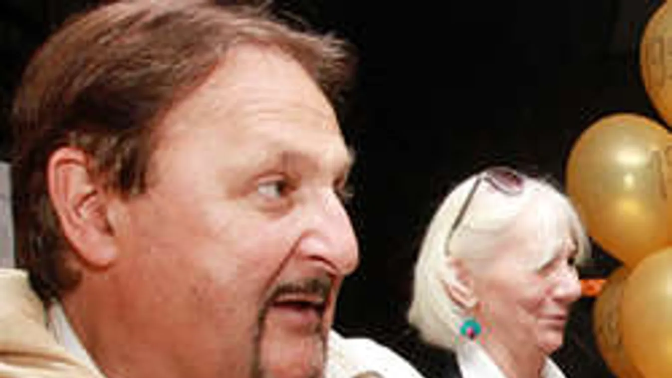 Hoppá: Kiosztotta a nőket a híres magyar színész, most megmagyarázza