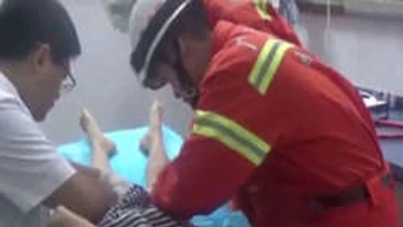 Rossz helyre dugta a férfiasságát, a tűzoltók sem tudták levágni róla