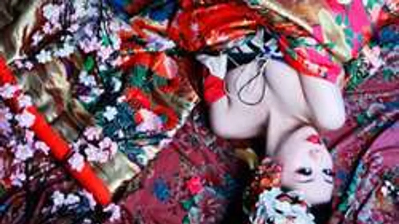 Íme, a japán nők ősi titka: Szexi gésabugyit rejt a kimonó!