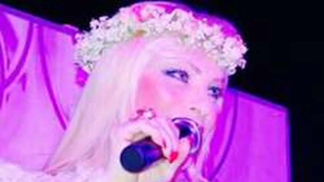 Kificcent ruhájából Cicciolina mellbimbója!