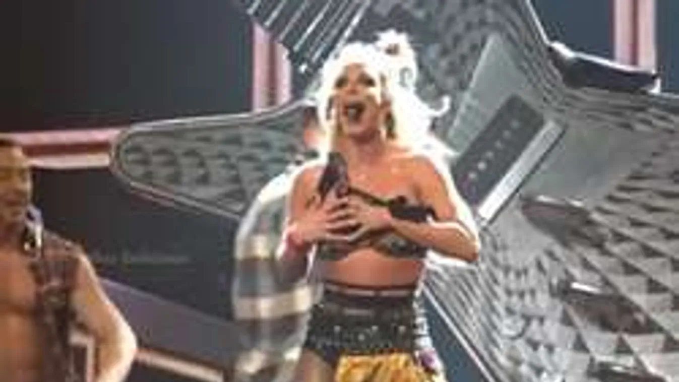 Kínos baleset: Leszakadt a felső Britney-ről koncert közben