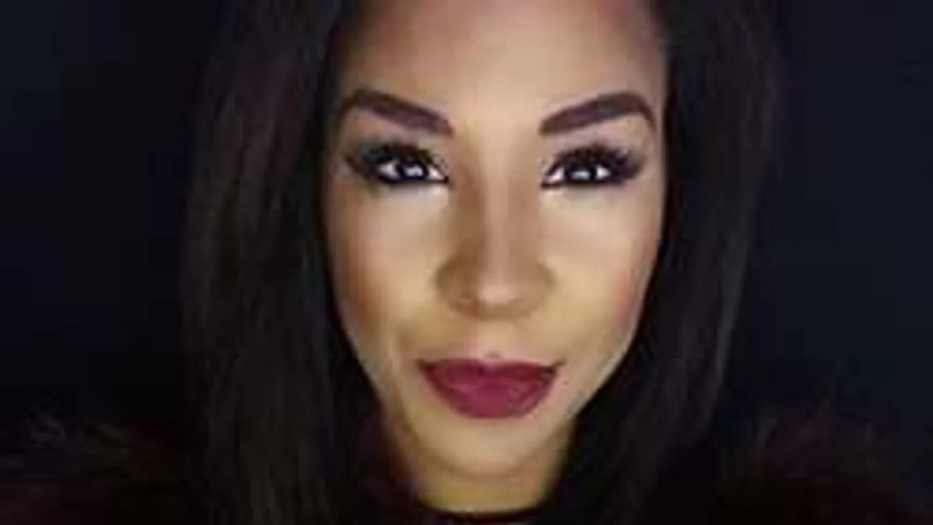 Izgató látványt nyújt a bombatestű Tücsi dekoltázsa