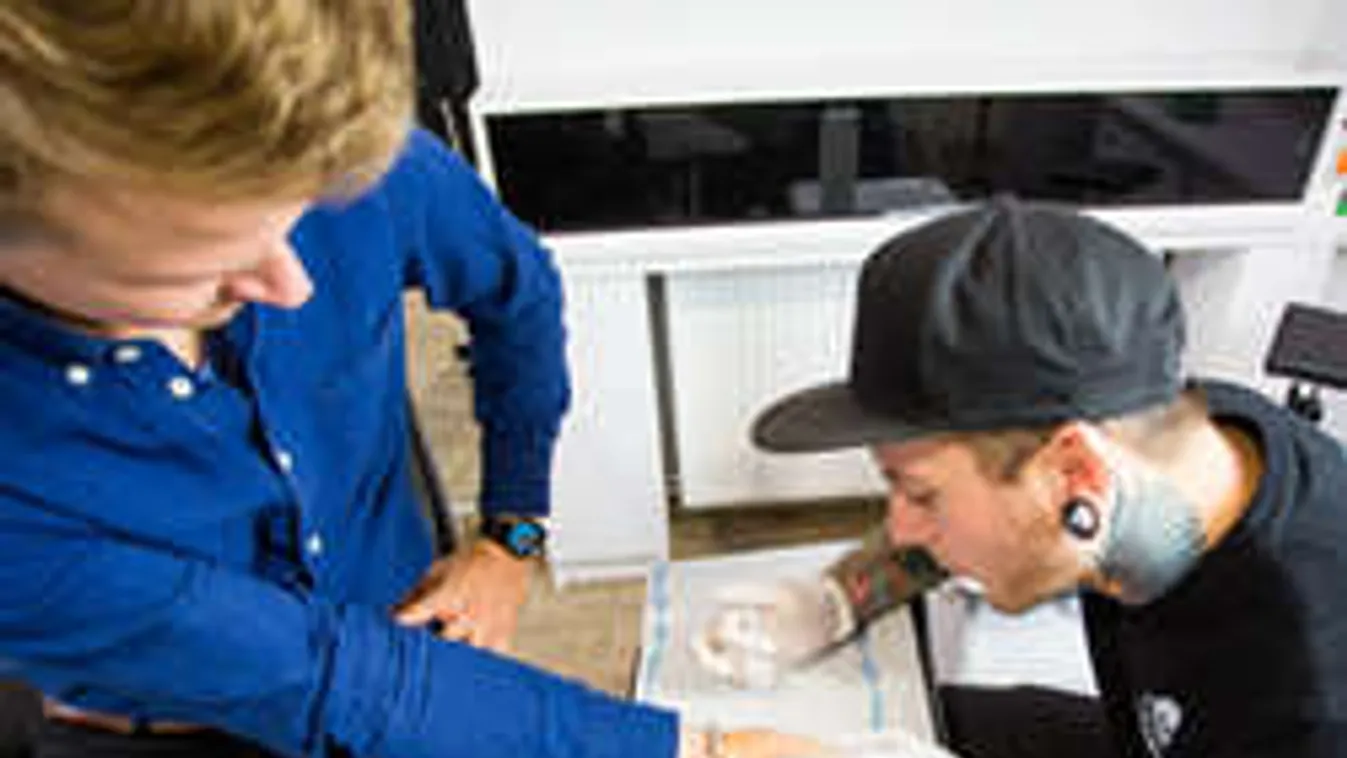 Karjába épített chippel nyitja az ajtókat a magyar fiatal