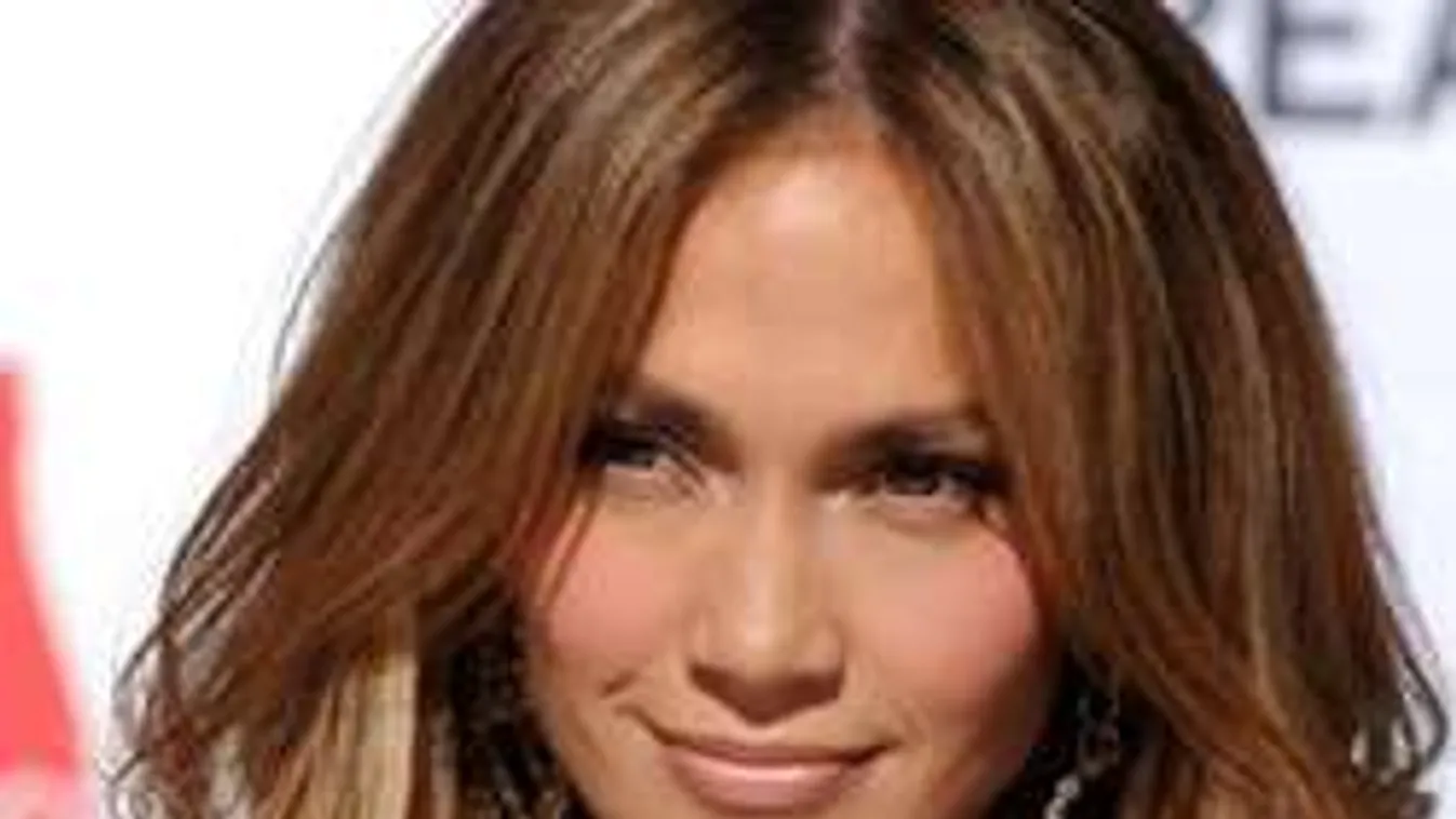 Gigadekoltázzsal csábítja a férfiakat a szingli énekesnő!