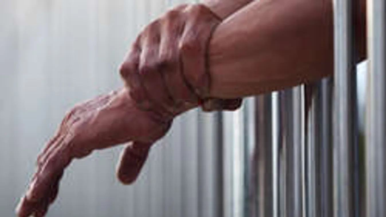 Összebilincselve, meztelenül alázták a rabokat a magyar börtönben