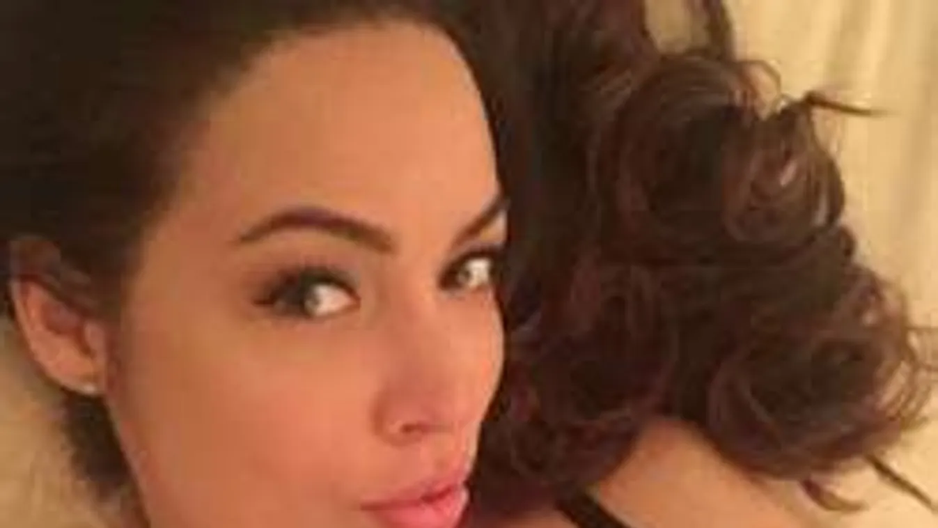 Gigamellekkel sokkol Lévai Adrienn