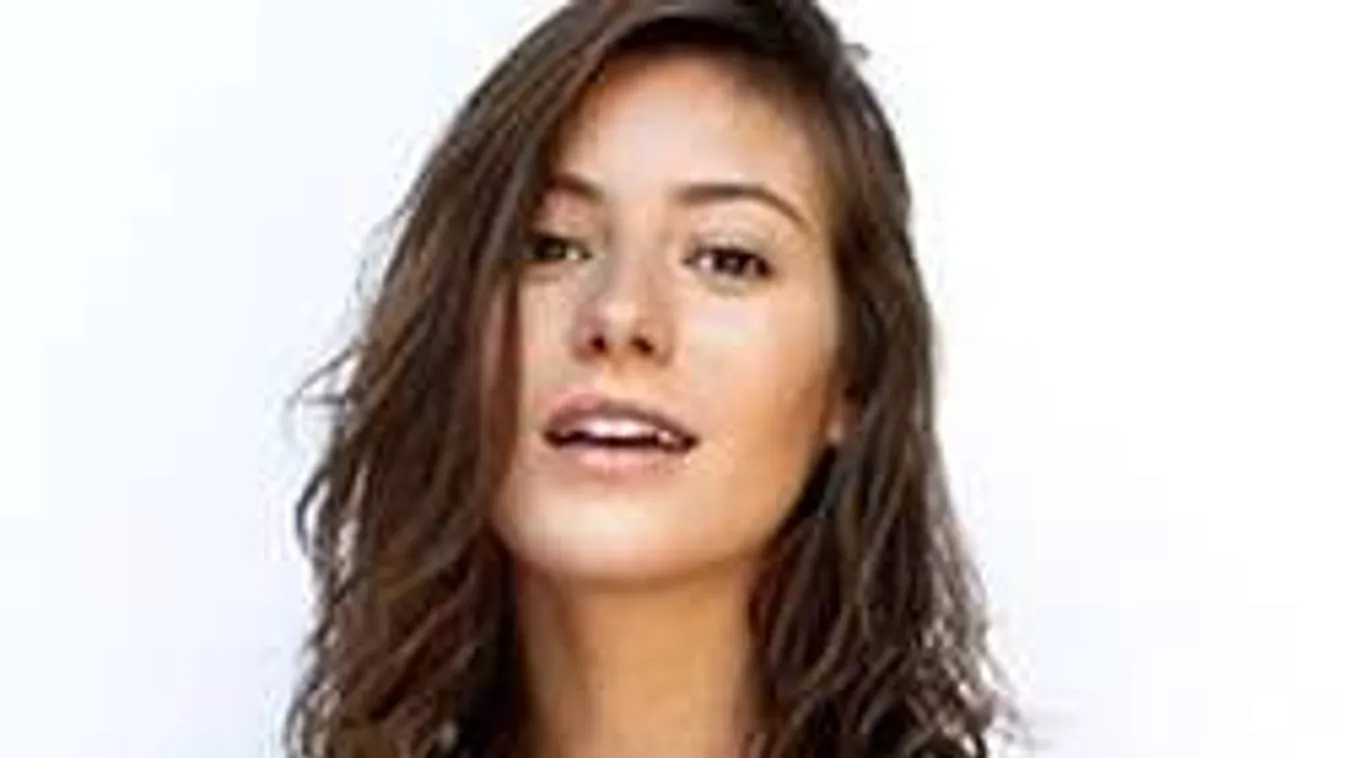 Latexruhában, szétnyílt dekoltázzsal köszönti a napot a színésznő