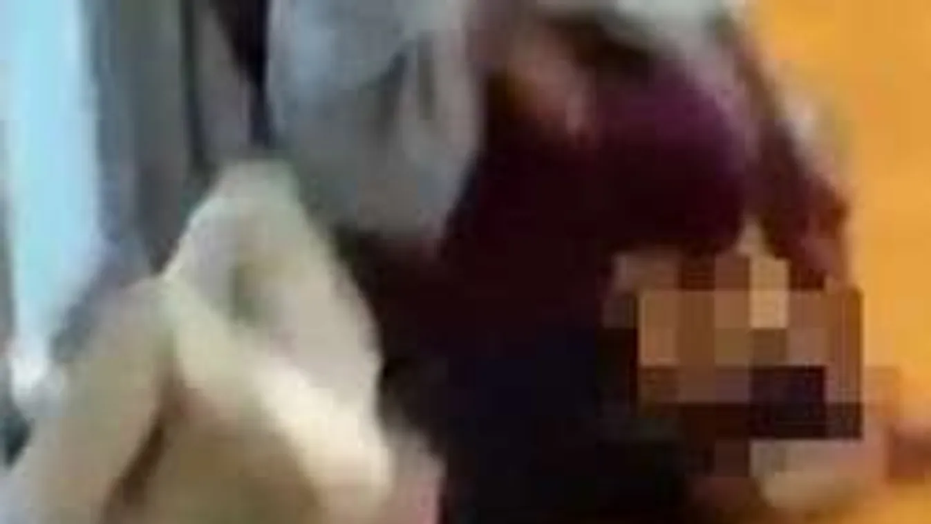 A hajánál fogva vonszolta a tanár a diákot