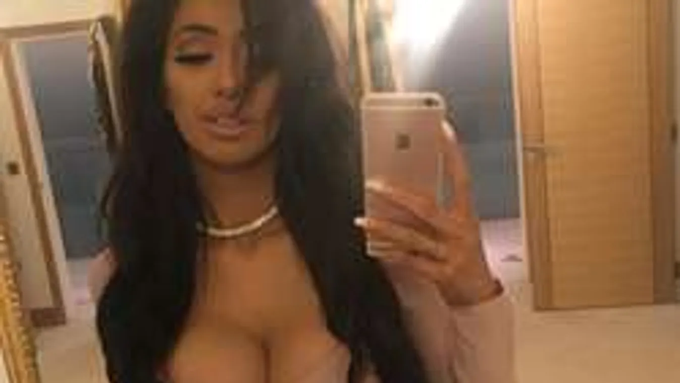 Meztelenül mutatja magát a vadító kebelcsoda