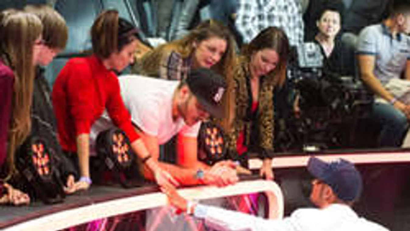 Lebukott: Titokzatos lányt simogatott a színfalak mögött a TV2 énekese!