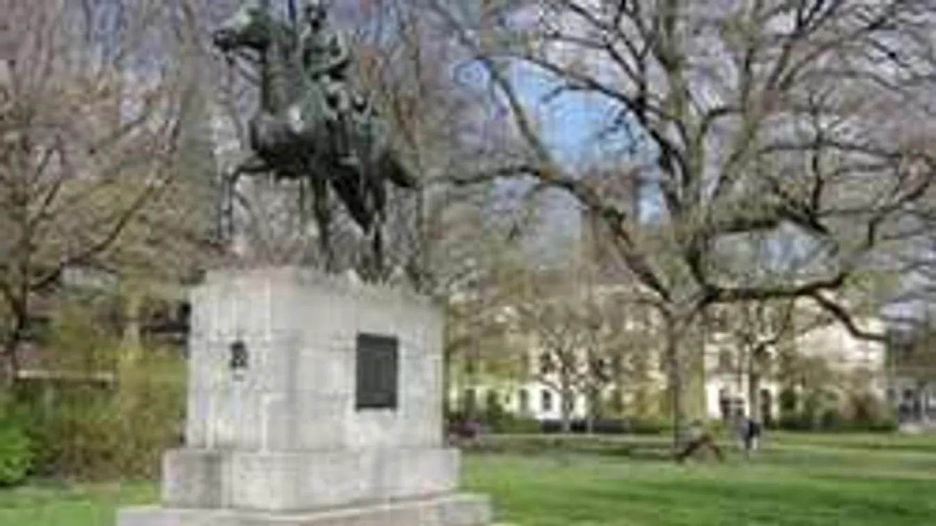 Kisfia szeme láttára molesztálták migránsok a fiatal anyát