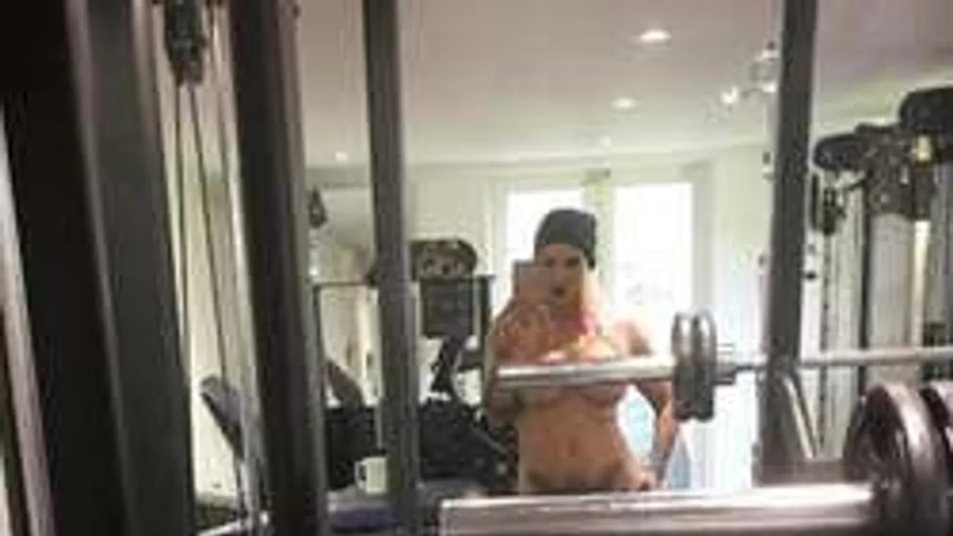 Meztelenül szelfizett a konditeremben a hatalmas mellű modell