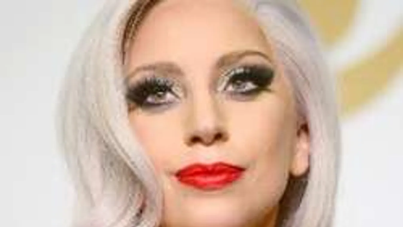 Kínos: A színpadon vágott be a nadrág az énekesnő vénuszdombjába