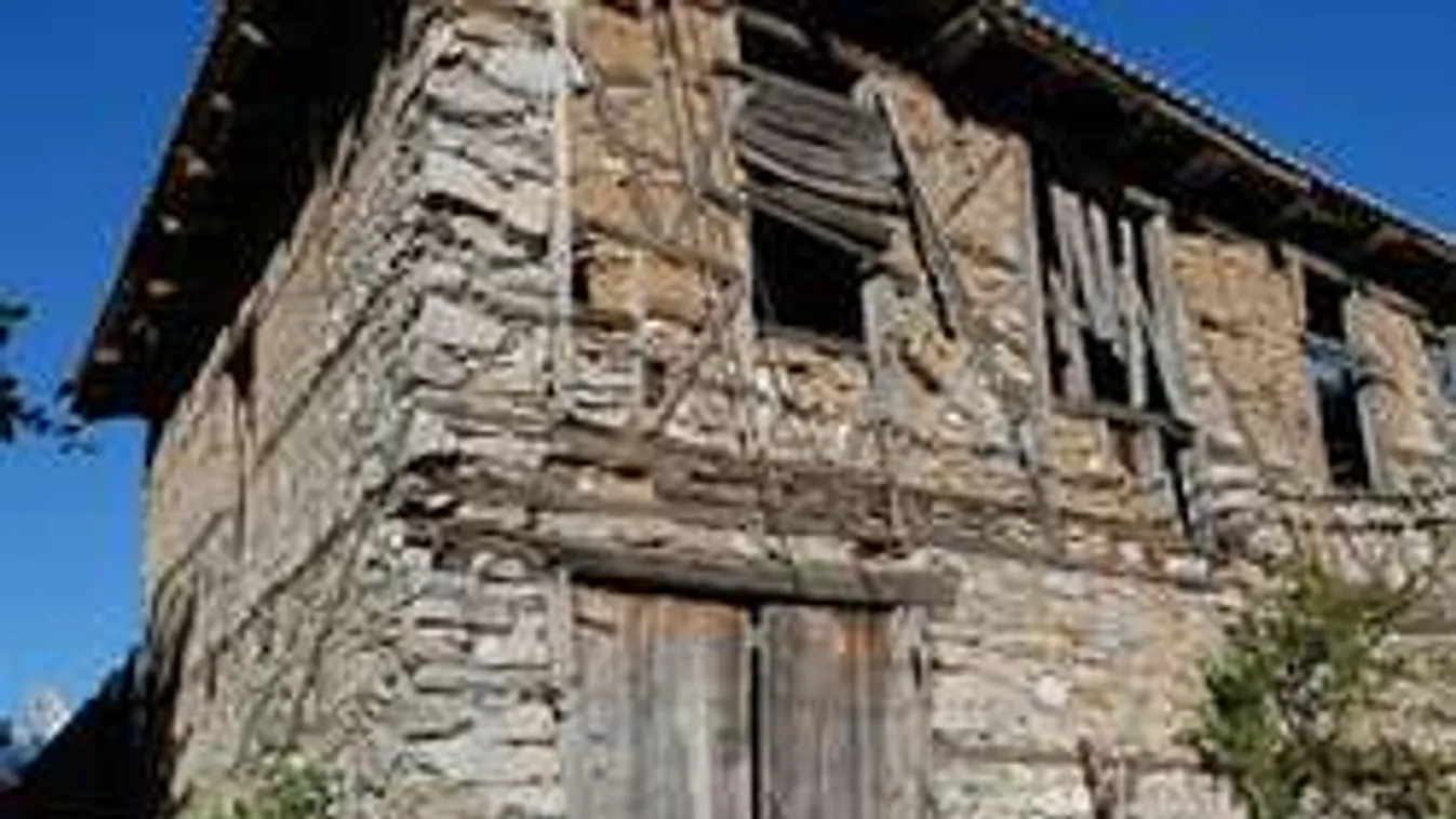 Ezért ne állj omlásveszélyes ház elé luxusautóval