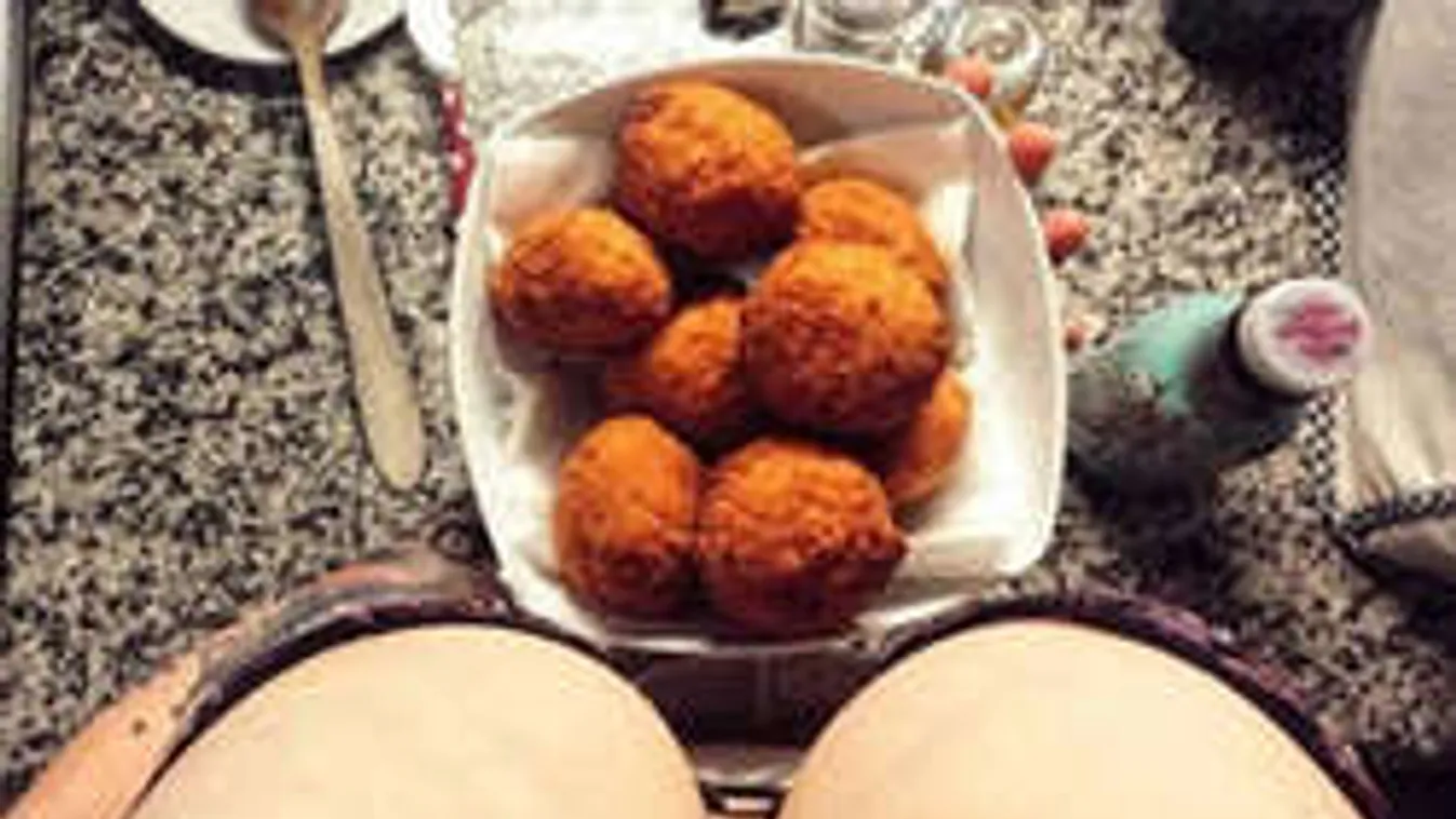 Gigantikus mellei között fotózza mindennapjait a fiatal lány - videó