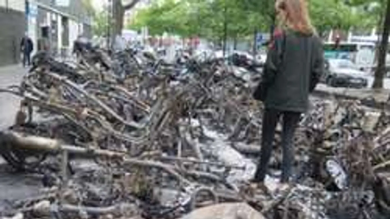 52 motor és bicikli égett porrá tegnap éjjel Párizs belvárosában