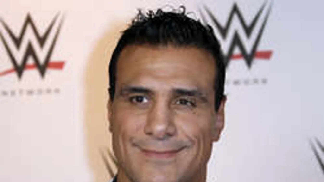 Rémisztő fotók, így késelték meg a birkózót