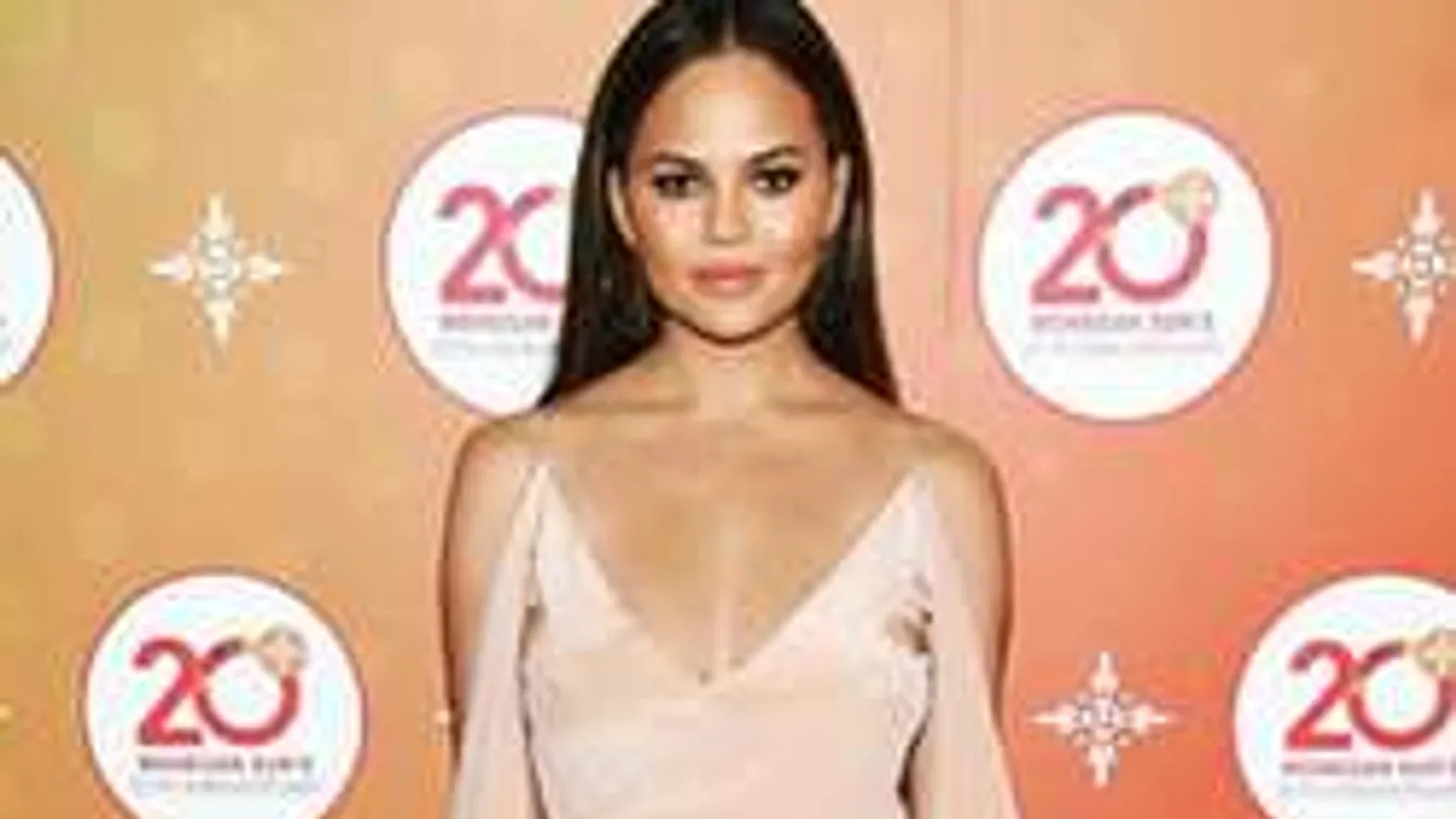 Anyaszült meztelenül fotózkodott férjével a dögös sztáranyuka!