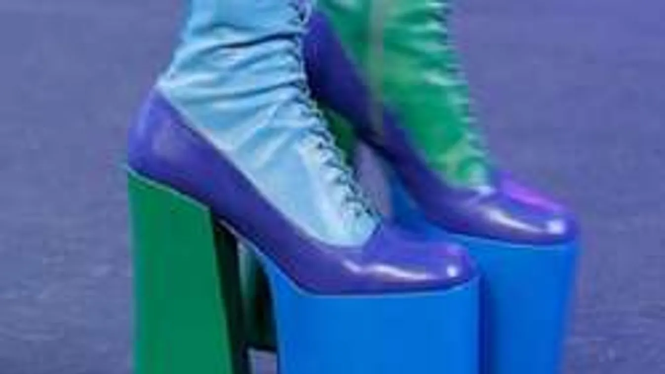 Sokkoló divat! Visszatér a patacipő, és rondább lesz mint valaha!