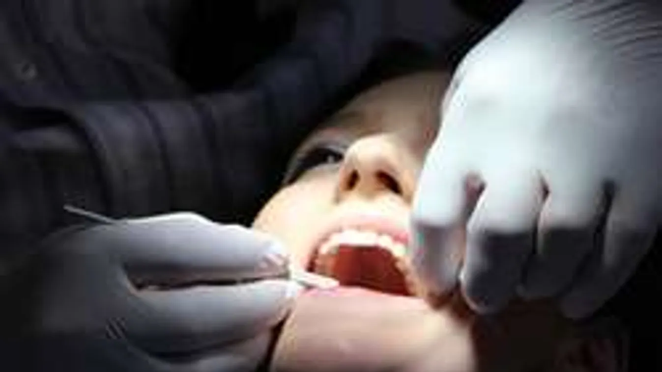 Brutális: így húzták ki a férfi fogát a dévaványai kocsmában - videó