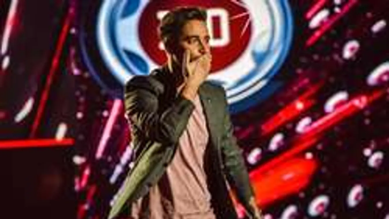 Vadító: így csókolta meg Király Viktor a TV2 fiatal bombázóját