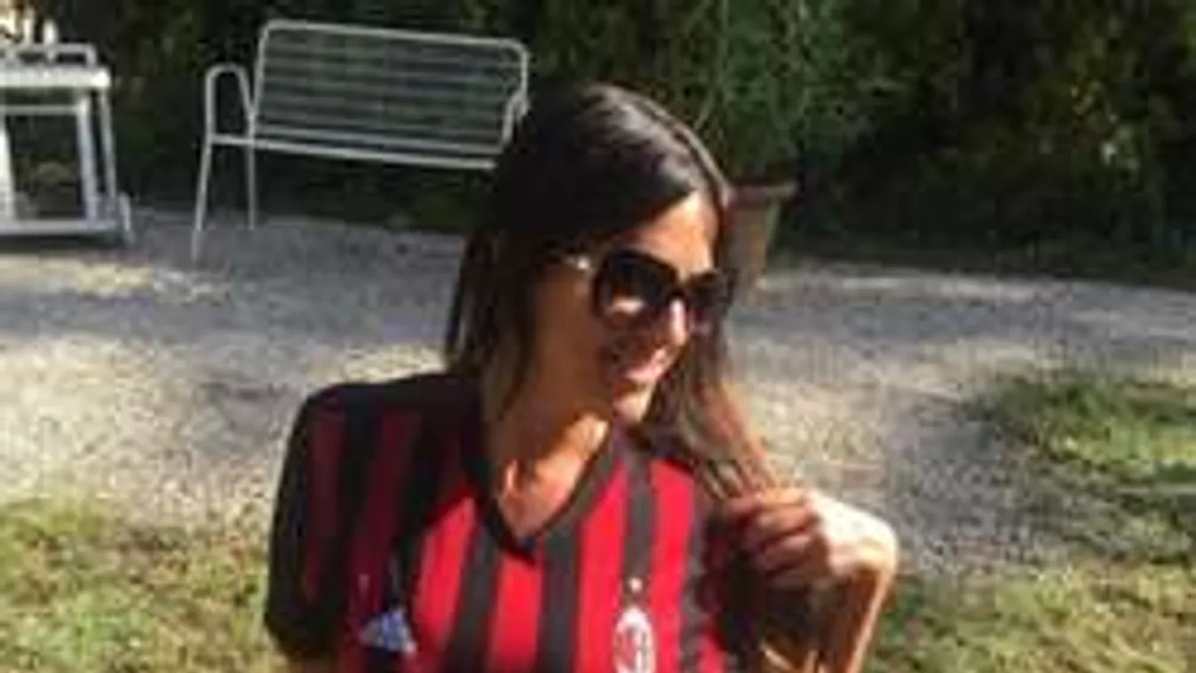 Ujjaival takargatja mellbimbóját a dögös Milan-szurkoló