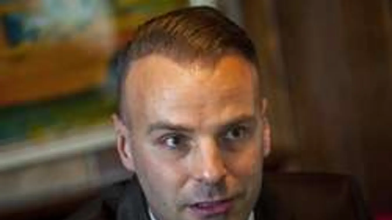 Furcsa reklám: magyarázkodhat a magyar sztárkapus