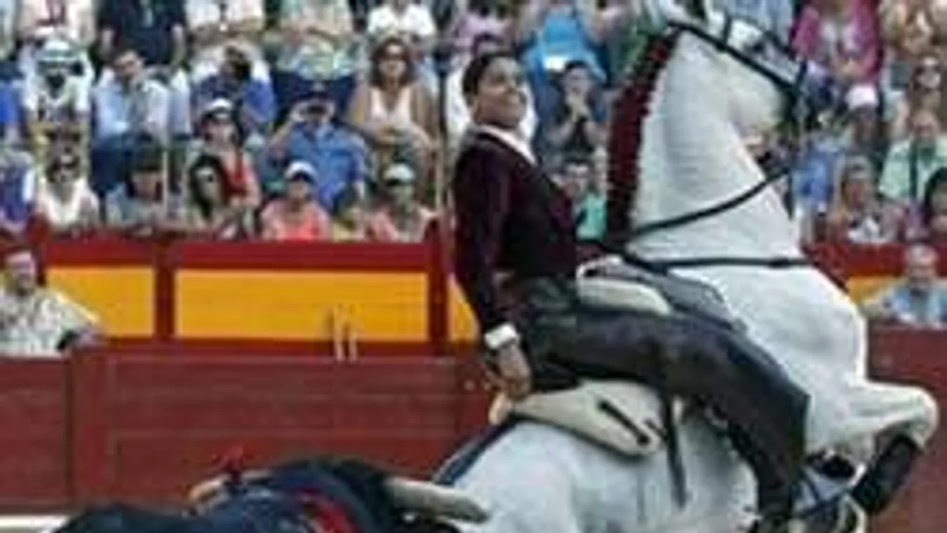 Szörnyű bosszút állt a bika a torreádornőn - Fotó