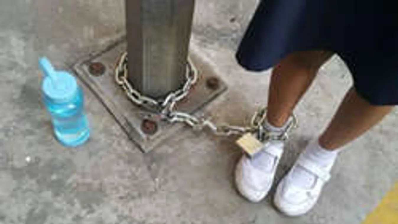 Büntetésből villanypóznához láncolta 8 éves lányát az elmebeteg anya