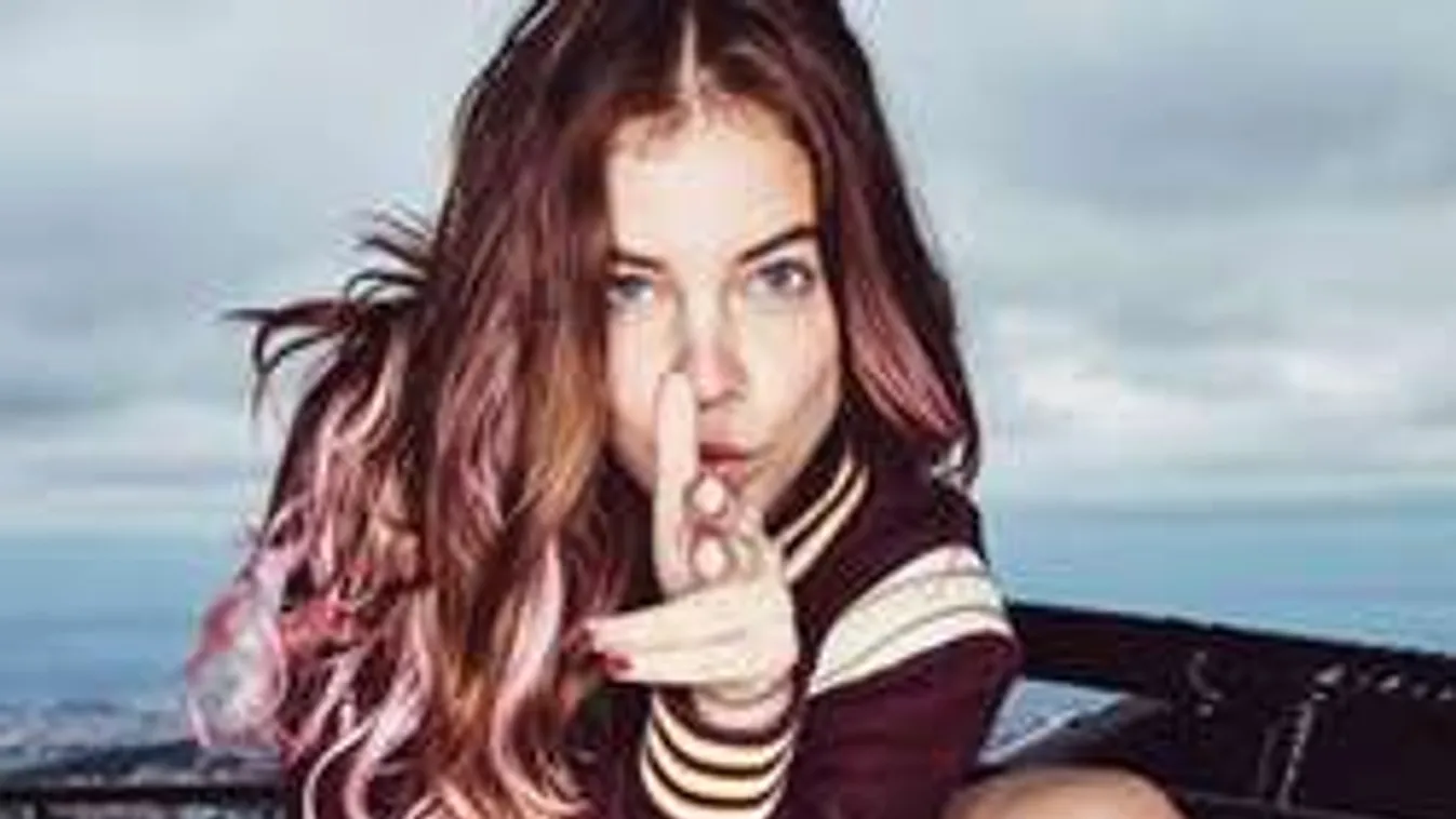 Hoppá: Palvin Barbi lába közé nyúlt egy férfi!