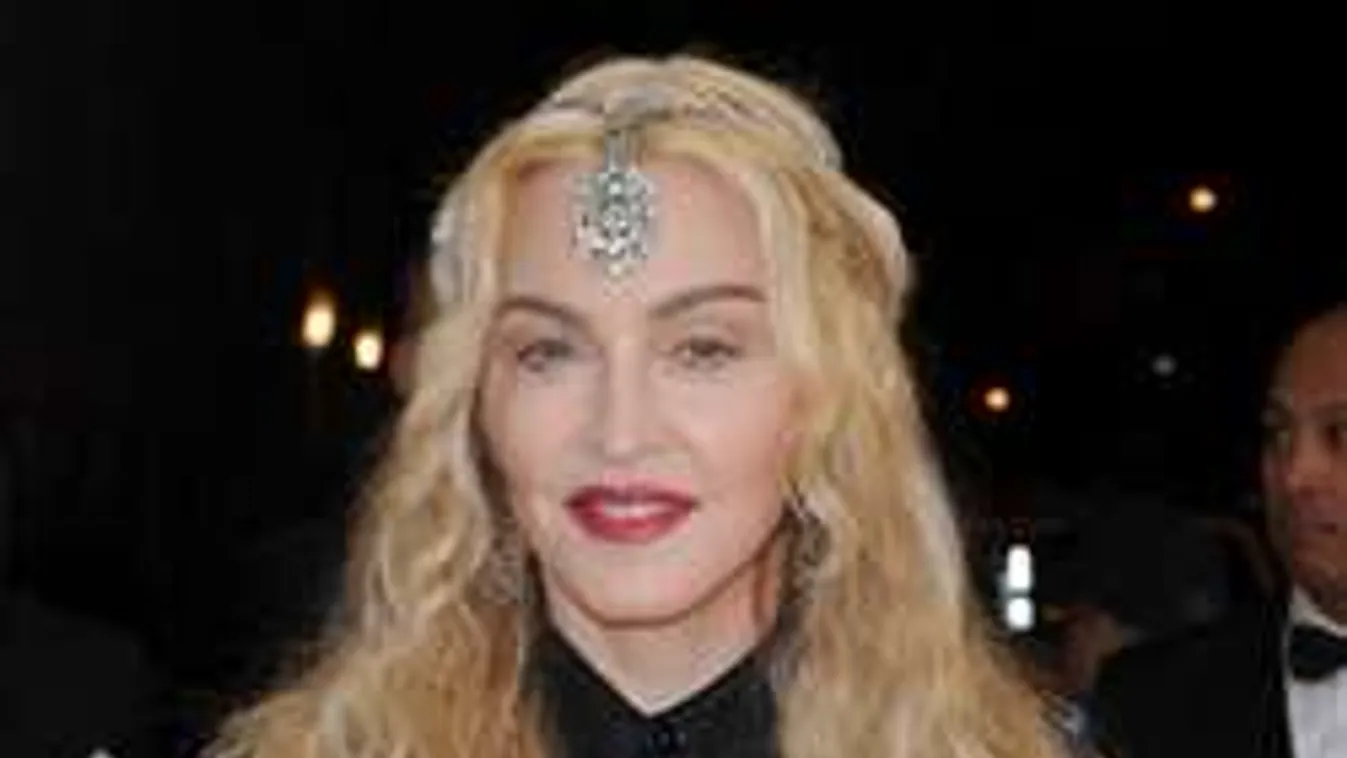 Lebukott: Nem hiszed el, kit csókolt vadul Madonna