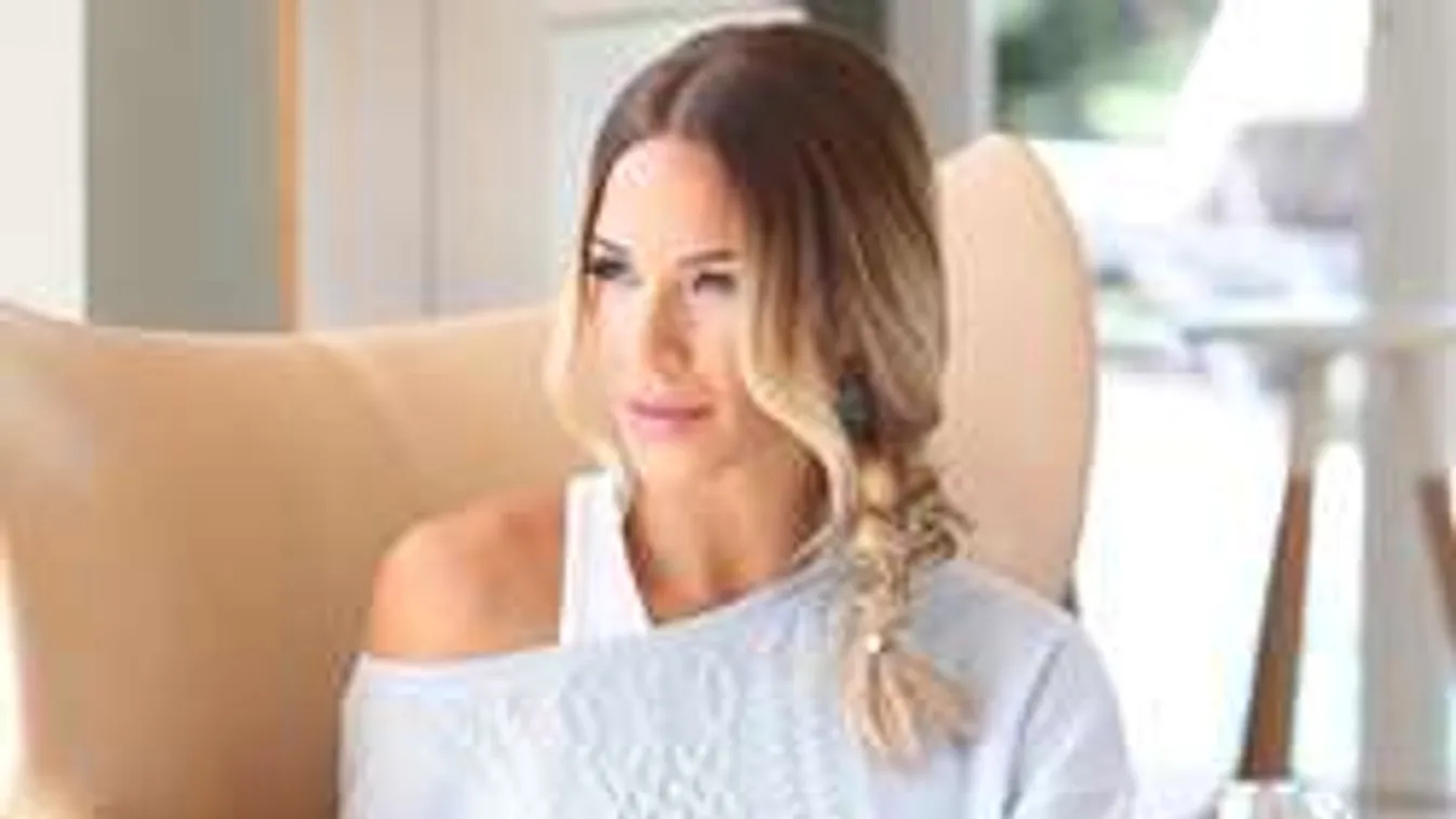 Mesés melleiről vallott a pucérkodó bombázó