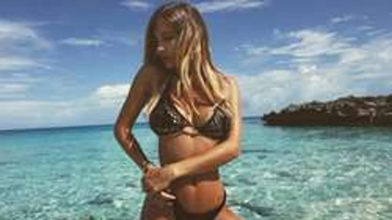 Micsoda popsi és micsoda mellek: térden a legjobb testű focistabarátnő