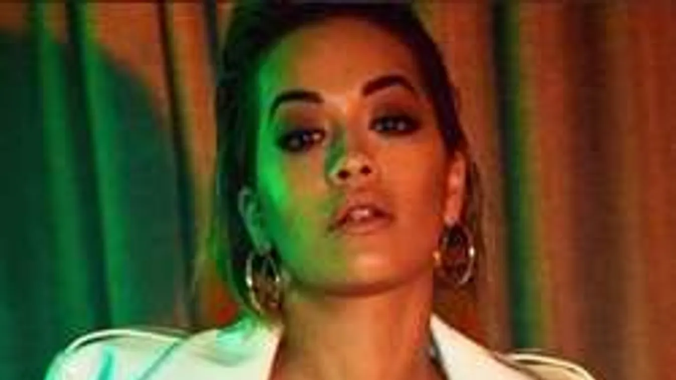 Mellbimbót villantva bulizott az éjszakában a dögös énekesnő!