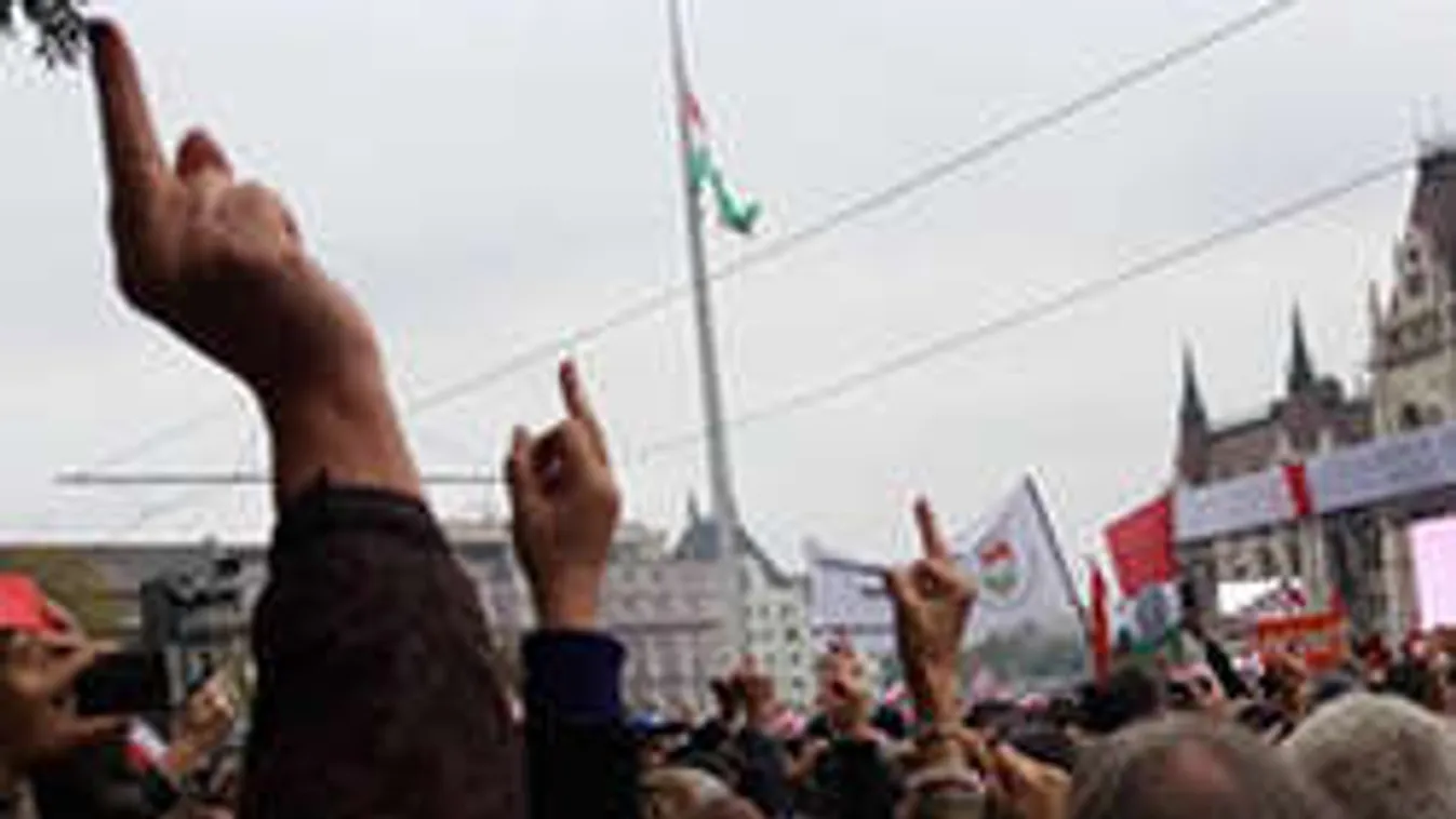 Lökdösődés, ordibálás, a lengyel és a magyar himnuszt is kifütyülték Juhász emberei!