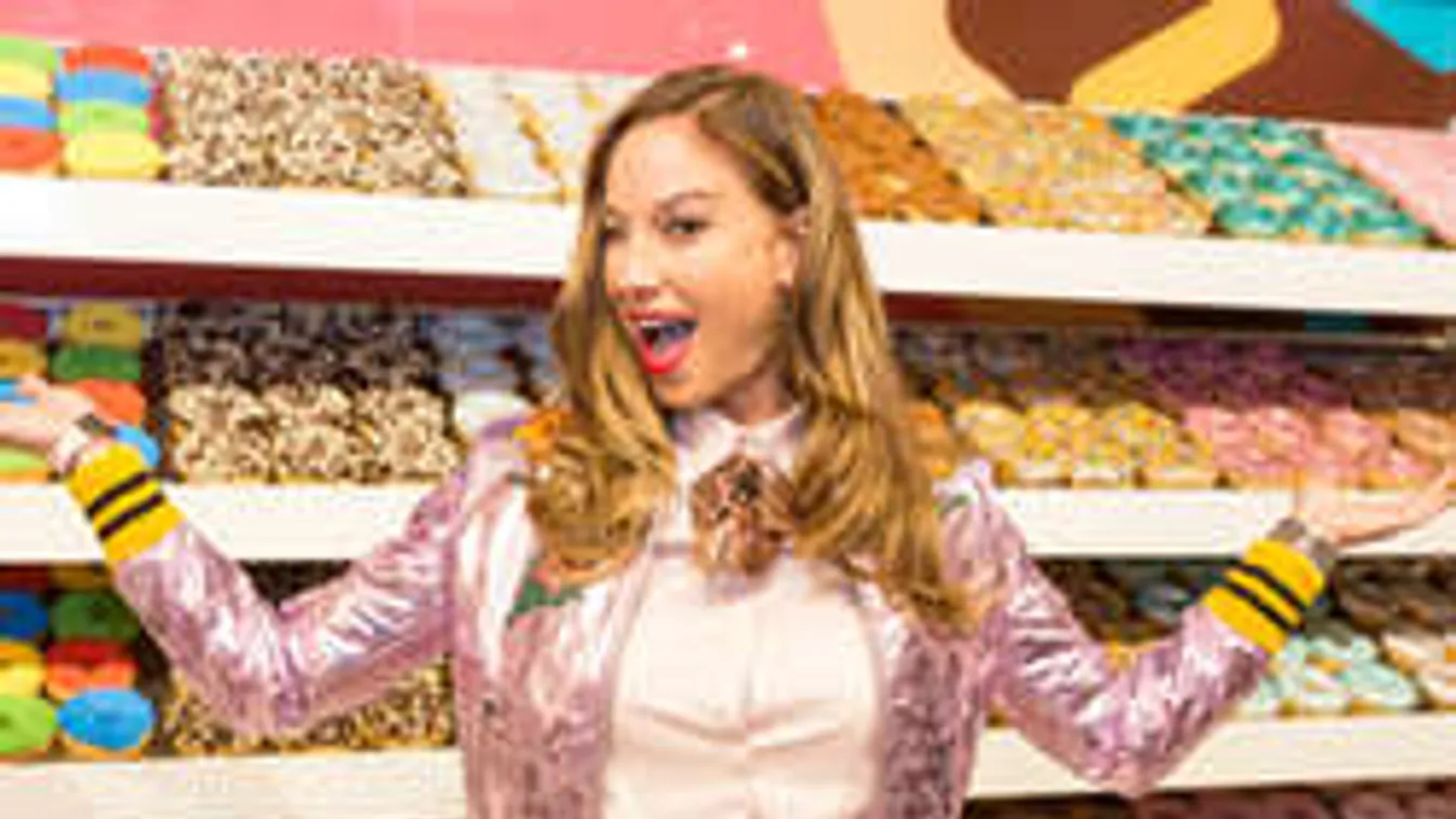 Mindenkit megetetett Vajna Timi!