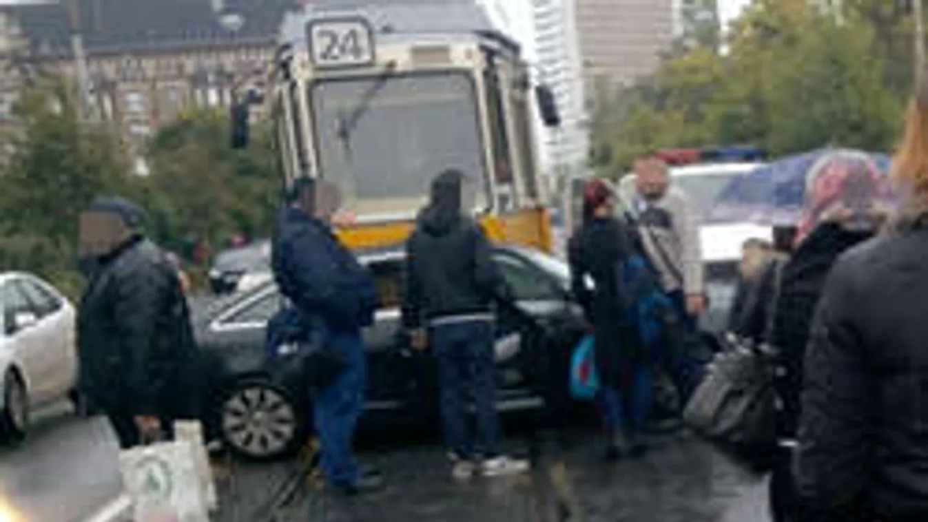 Káosz Budapesten: autó ütközött villamossal, a sofőr beszorult