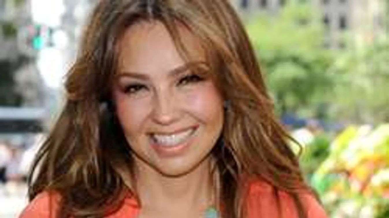 Rajongói lerángatták a ruhát a dögös énekesnőről