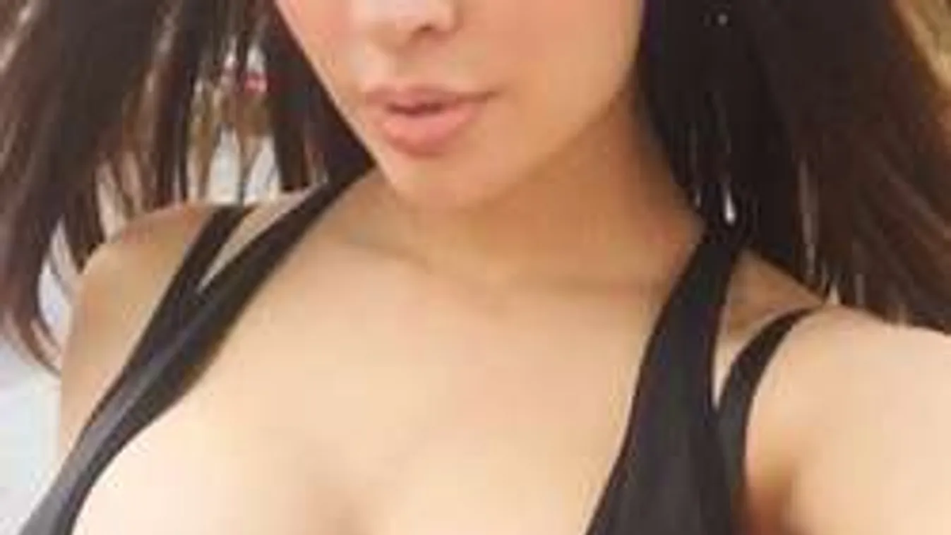 Átlátszó bugyiban hergeli a férfiakat a hatalmas mellű topmodell!