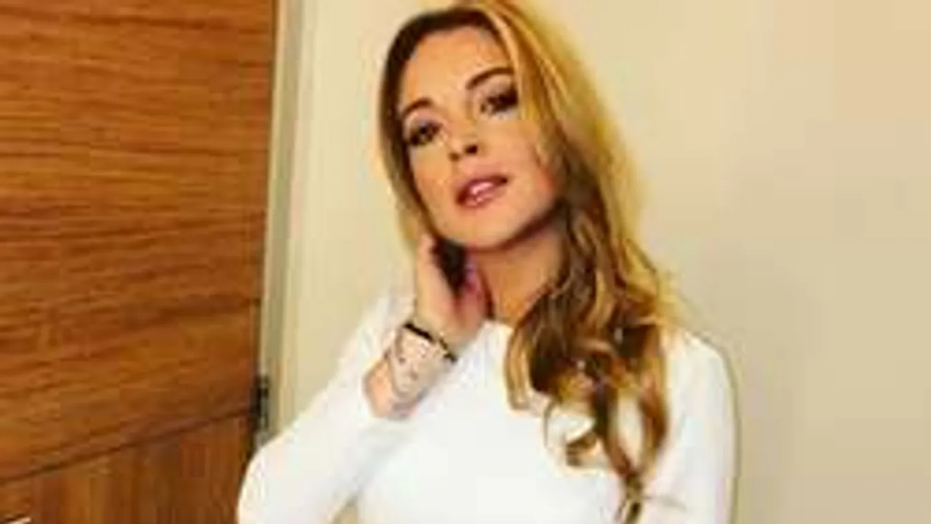 Zsúfolt klubban kezdett vad csókcsatába a népszerű színésznő!