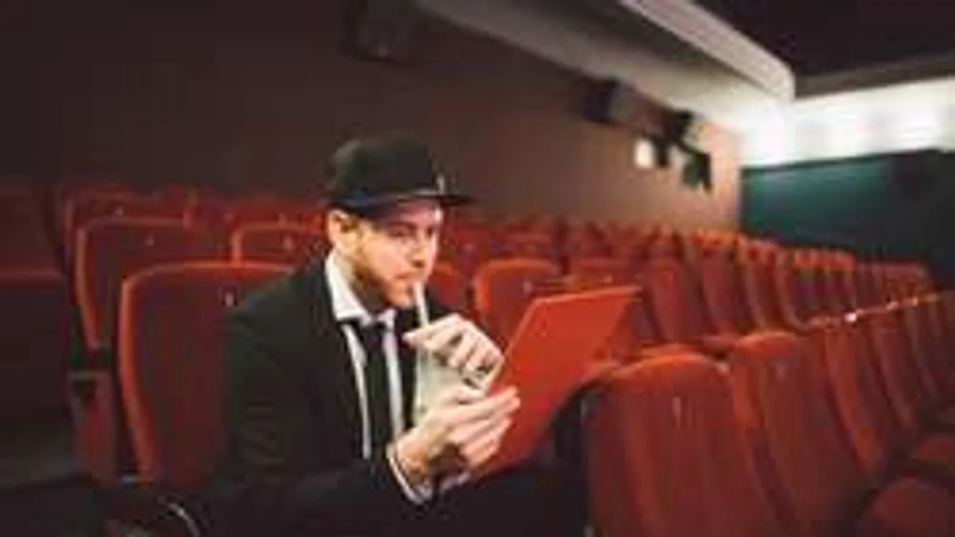 Maszkos szurkolók tomboltak a tinik sztárjával