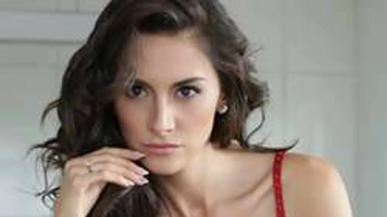 Nézd, mit művelnek a magyar celebfeleség formás fenekével!