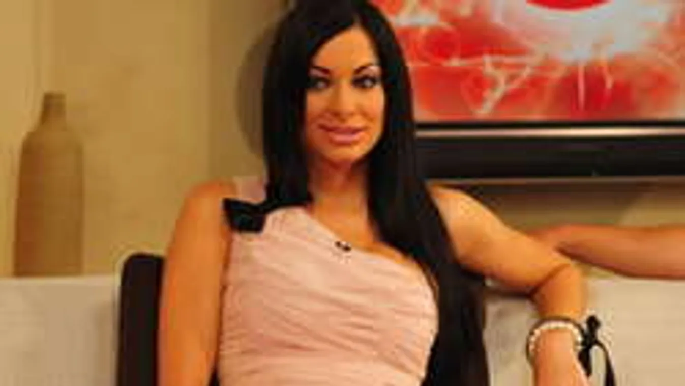 Micsoda luxus: Méregdrága ékszert villantott a magyar playmate