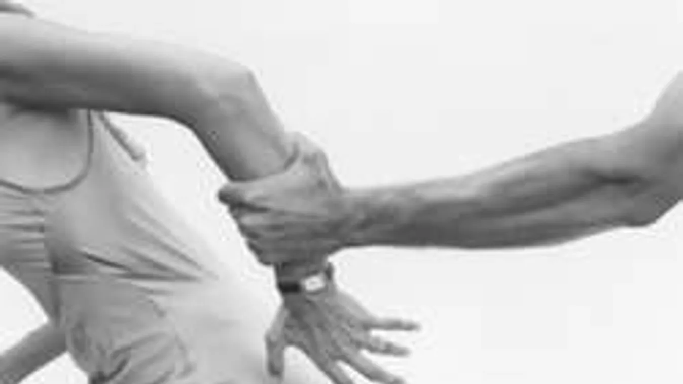 Lebukott: Szolgálat közben zaklatta kolléganőit a perverz mentős!